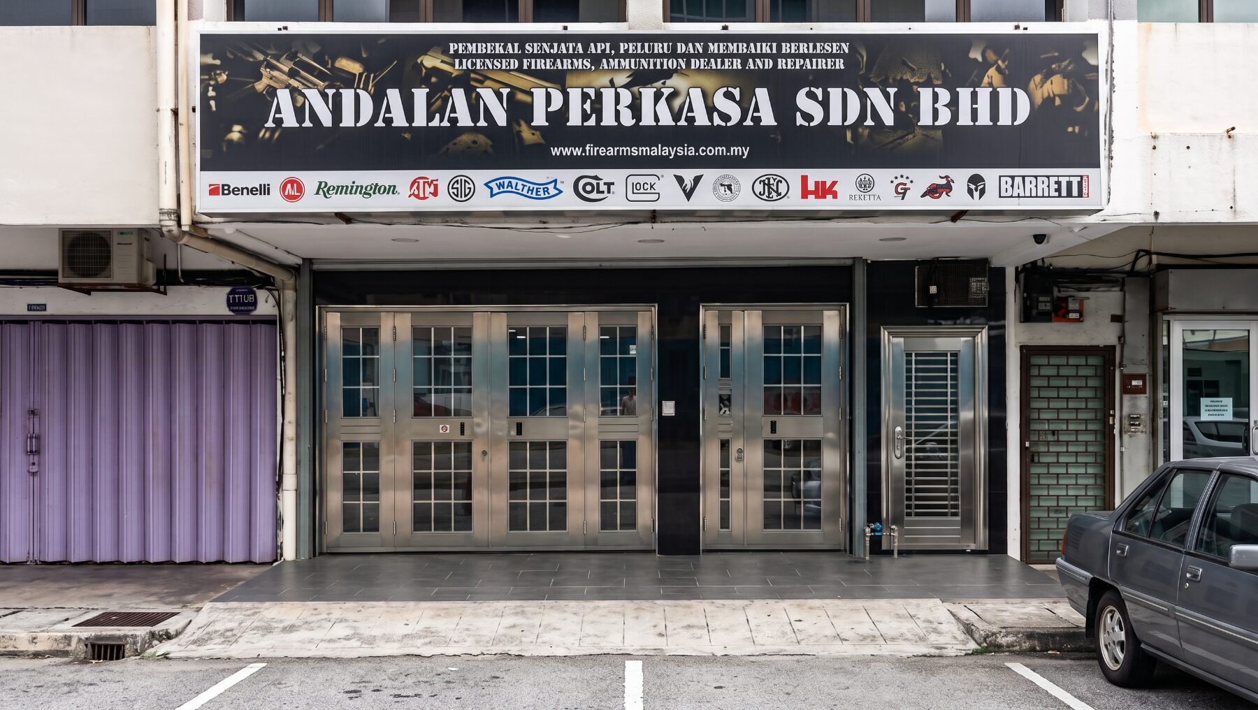Pembekal senjata api, peluru dan membaiki berlesen. Licensed firearms and ammunition dealer and repairer.